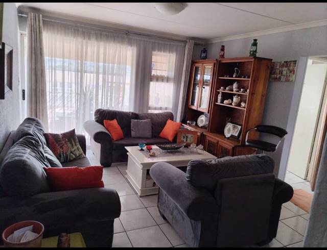 2 BEDROOM TOWNHOUSE FOR SALE IN MONDEOR